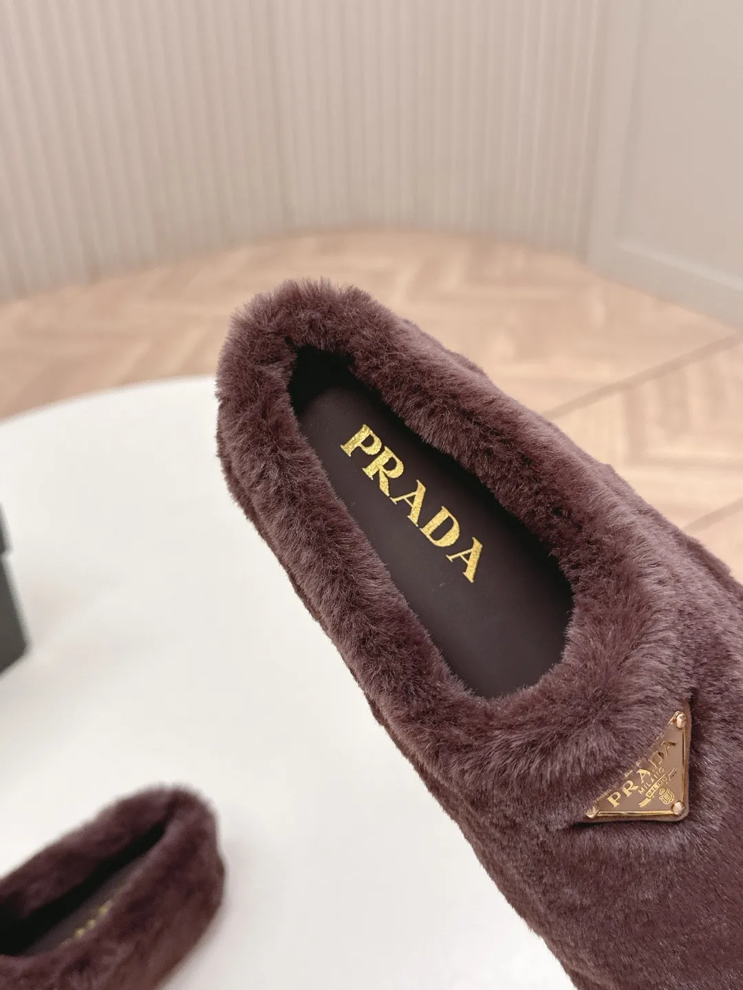 👟👟Ex-factory price 520👟👟 Prada prada25 autumn and winter furry slippers series, half-slip wool slippers, classic triangle buckle, comfortable, cute, cute, fashionable, elegant and versatile, the wool is comfortable and soft, awakening the warmth of autumn and winter. Let you walk comfortably from morning to night. Pair it with socks to easily cope with the changing seasons. Wool, sheep pattern lining, original outsole! 35-40 yards